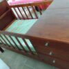 Cuna de madera maciza lustrada, con cama de 80 cm. Cód. "1511", de Mobilia.