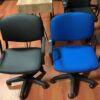 Sillón de escritorio regulable. Línea "700" con tapizado azul o negro. Giratoria con ruedas. De Dakot. - Imagen 2