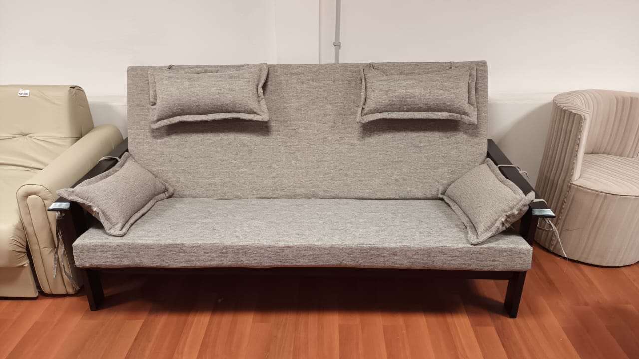 Sofa cama tipo futón con colchón. Modelo «Futón Cruz», de Color Living.