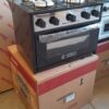 Anafe de 4 hornallas y horno, para gas envasado. Negra con frente de acero y mecheros de aluminio. Conometal. Incluye adaptador de bronce.
